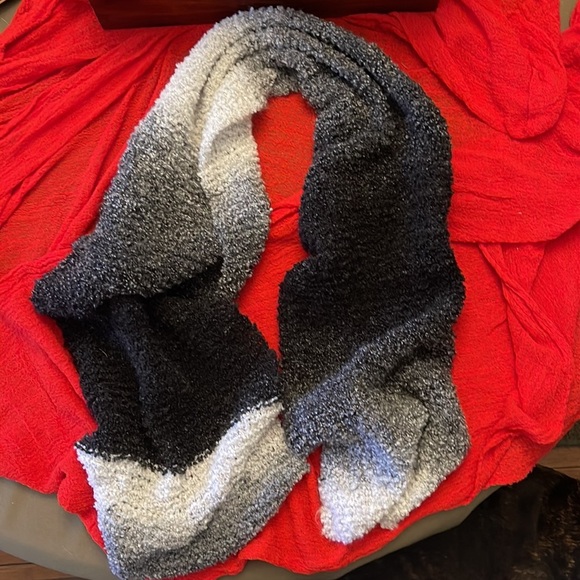 Hand knitted black ombré scarf - Picture 2 of 4